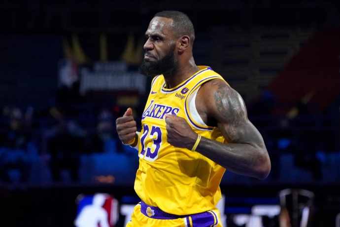 詹姆斯携手知名训练师，共铸赛场新辉煌